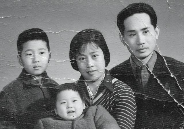 李鹏总理儿媳罕见留影，五官端正长相大气，爷爷功勋卓著比肩元帅