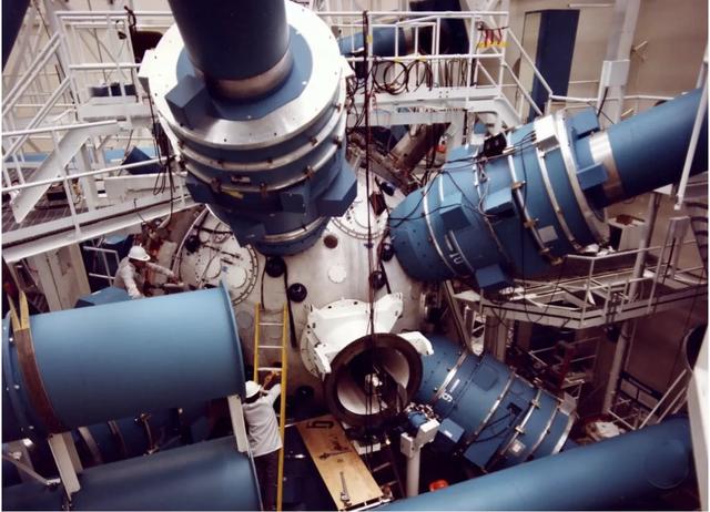 推开44吨的秘密：关于那扇“世界最重之门”的硬核往事