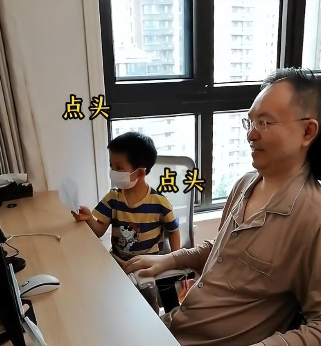 蔡磊传出好消息！终于能下楼溜达；见到儿子笑了，爷俩靠镜子交流