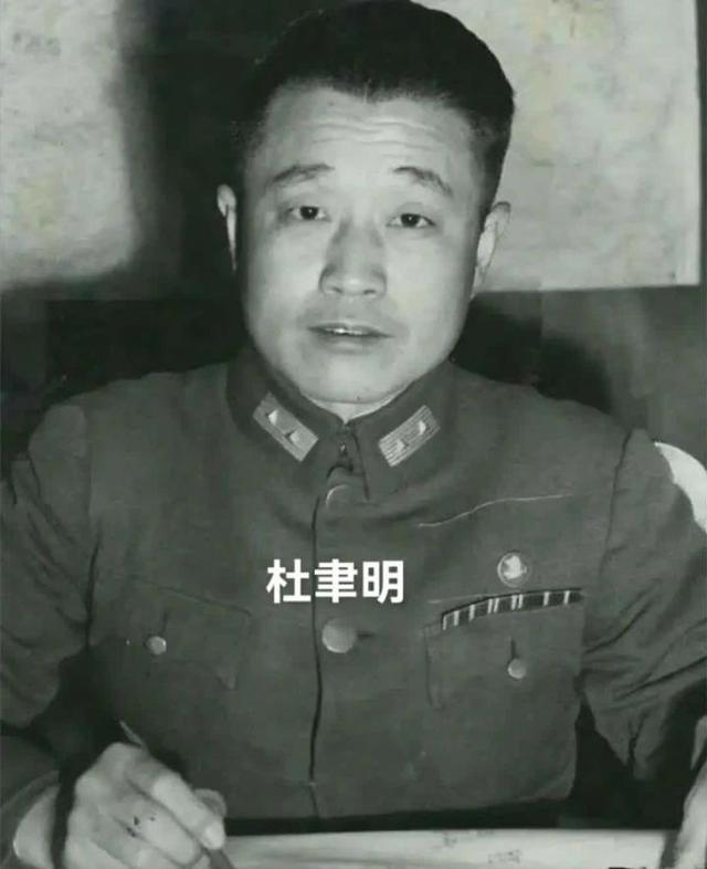 2021年，99岁杨振宁与72岁岳母罕见出镜，头发黑了，翁帆有些发福