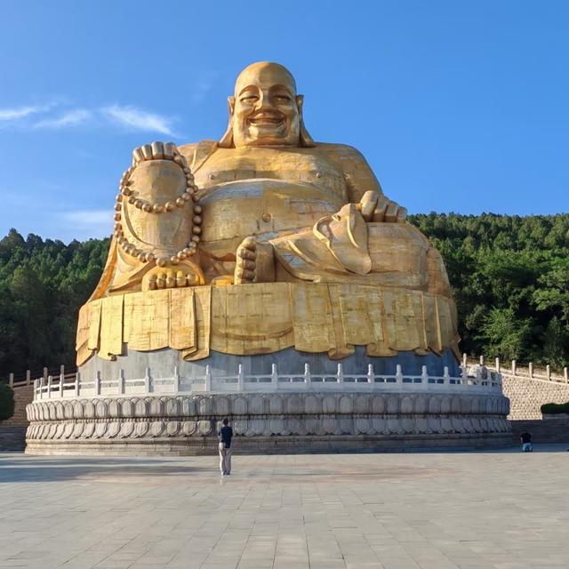 我是上海人，游千佛山，早上六点到八点来，人少还凉快逛着舒服。