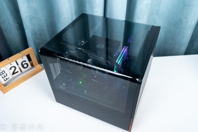 硬件展示柜，艺术品保管箱，乔思伯曲玻270度全景天窗机箱 评测