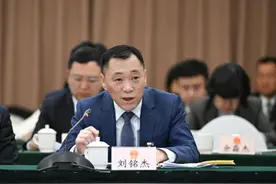 “就等你们的机器人来了！”两会偶遇：代表“催单”代表图片