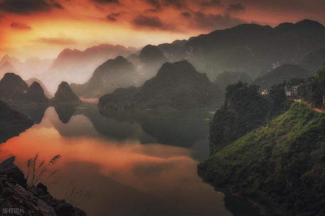 中国溶洞「最美」的边城，一碗酸粉 5 元，月薪 2600 也能说走就走！