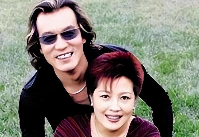 时隔多年李咏死因揭开，妻子哈文道破真相，怪不得选择葬身美国
