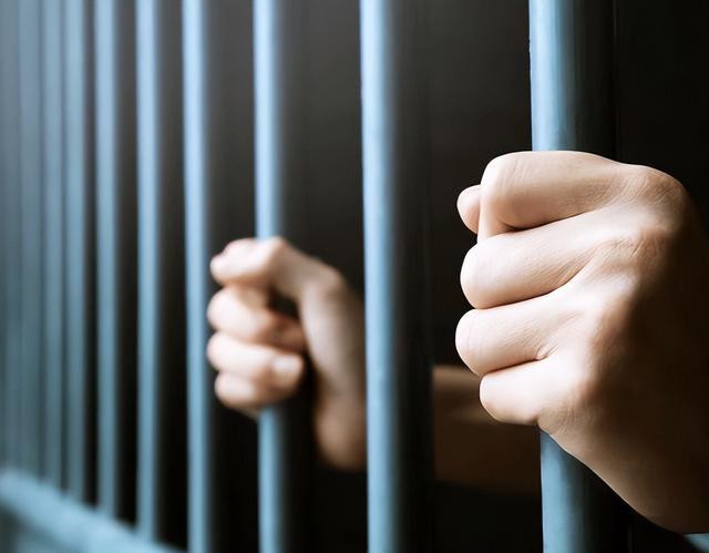 又揪出来一个巨贪，金额高达9.7亿，首富夫人郝斌跨境逃亡失败了