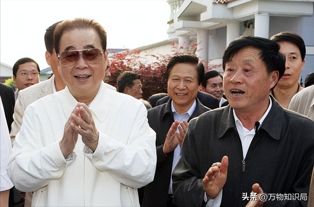 李鹏总理年轻时有多帅？1959年在吉林的留影	，他31岁，英俊潇洒