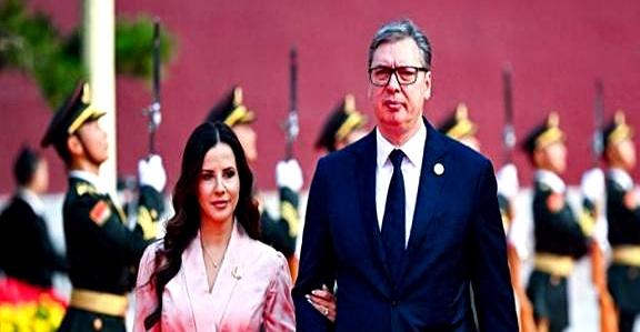 武契奇夫人观看阅兵美翻了，粉色玫瑰花裙好温婉，给普京打招呼