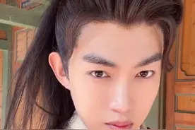 29岁男演员宣布退圈摆摊，发长文回应：多次因不可抗因素被换角，心灰意冷图片