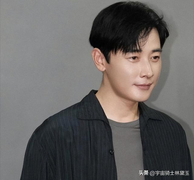 罗晋父亲葬礼现场曝光，罗晋抱遗照神情哀伤，唐嫣在身后全程陪伴