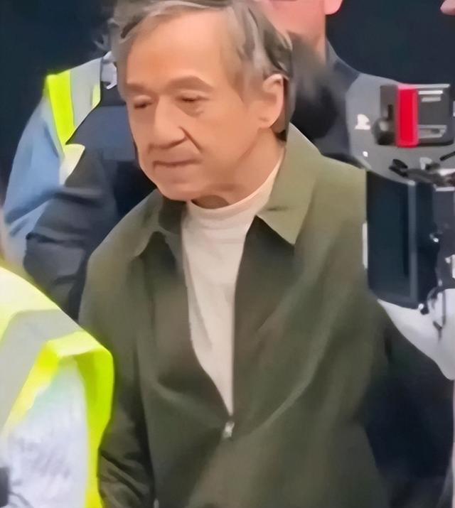 71岁成龙满头白发，儿子不成材，女儿在外流浪