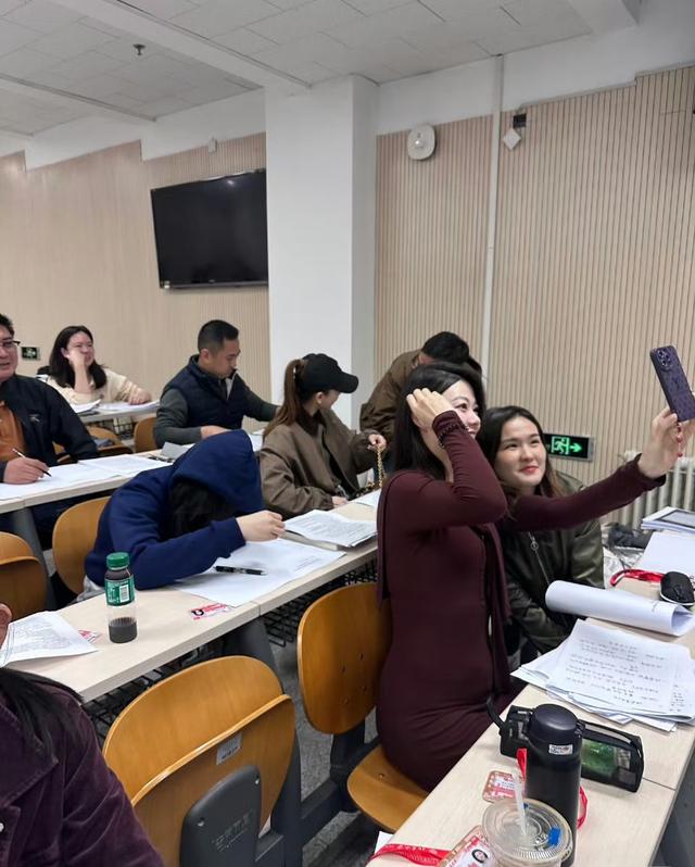 戚薇北大考试被偶遇，在人群中美得突出，网友惊呼“好瘦好美呀”