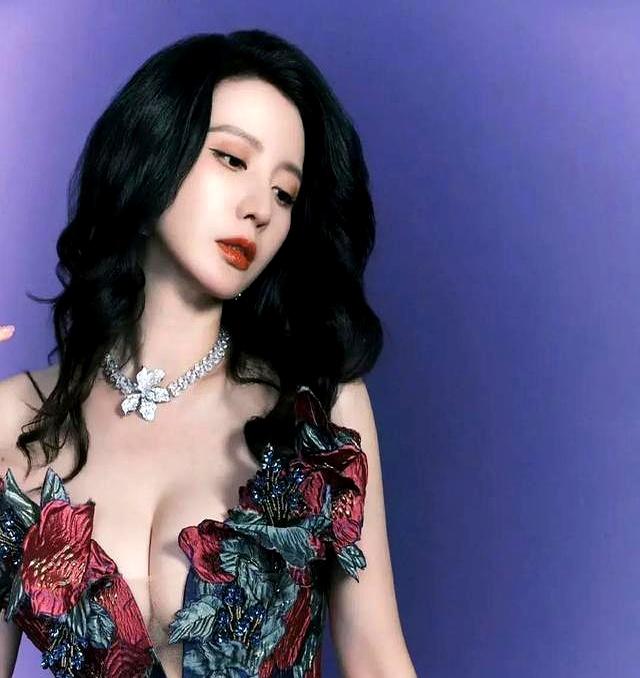 张萌、好奶好圆好嫩，堪称“人间尤物”这腰臀比，谁能顶得住？