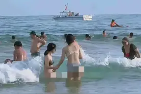 三亚两名年轻女生身穿内衣内裤下海游泳，网友说道：不怕掉了吗？图片