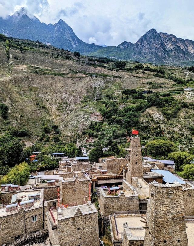 踏迹寻音：在阿坝理县，桃坪羌寨与甘堡藏寨的时空对话