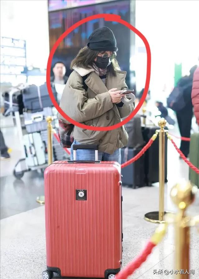 落地凤凰不如鸡！赵薇回老家探亲，全副武装包裹，不敢露脸怕见人