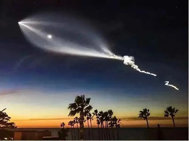 美国飞机疑似遭遇UFO：呈圆盘状，突然喷气推进后瞬间消失