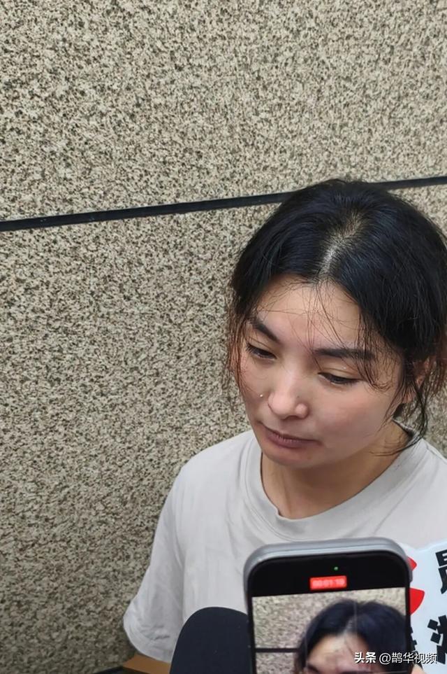 “12岁女孩被继母关厕所17天虐死案”二审择期宣判！生父在庭上为继母哭泣求情，生母掐着自己的手控制情绪