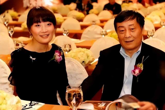 娃哈哈换人了，宗家退场了，法务姑娘坐上头把交椅