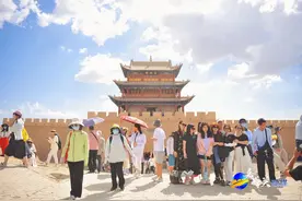挤爆啦！人人人从从从众众众𠈌𠈌𠈌！嘉峪关关城火出圈了图片