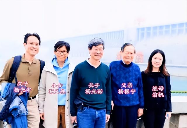 杨振宁葬礼今日举行！遗体覆盖国旗，翁帆站首位，次子杨光宇露面