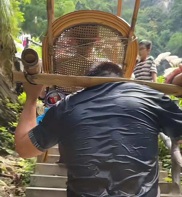 女子花800雇轿子上山，却不好意思坐，轿夫的举动让人意外