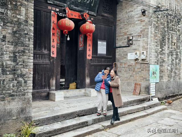 金叶映古村，醉美长岗岭