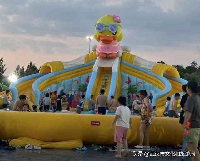 8米高的小黄鸭萌力全开，抓住暑期尾声来一起玩水