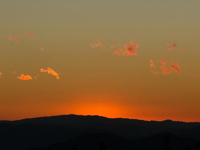 破晓熔金，云海奔涌！轿子山云海日出进入“最佳观赏期”