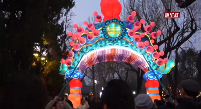 跟着新华社镜头，沉浸式打卡天下第一泉迎春花灯会！