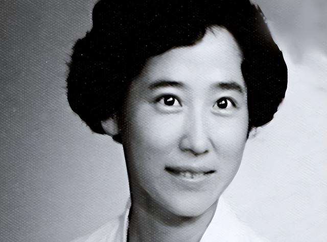 李鹏总理儿媳罕见留影，五官端正长相大气，爷爷功勋卓著比肩元帅