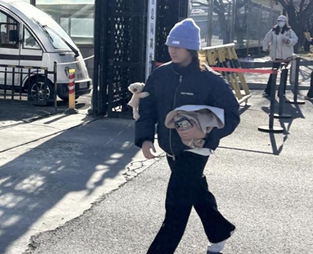 全红婵回归！不见陈若琳接送，长发造型惊艳粉丝围拍现场