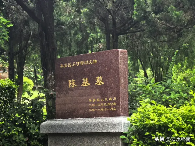 我看到以国家的名义纪念一个人！在一个从小学中学上到大学的村子