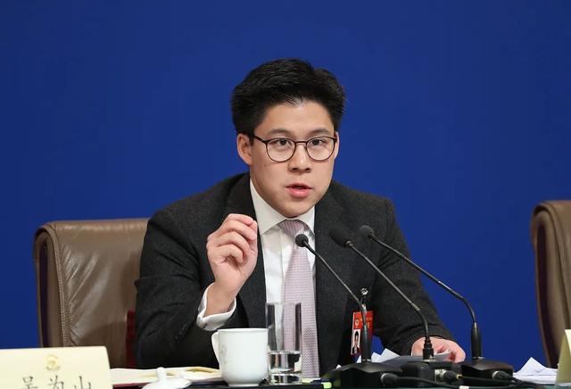 郭晶晶也没想到，霍启刚会因香港火灾后的这一举动，实现口碑暴增