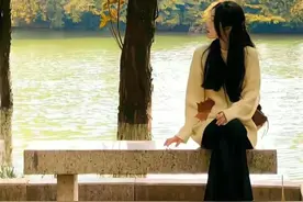 又一次和周骁冷战后，我正要发小论文求和，眼前突然闪过一排弹幕图片