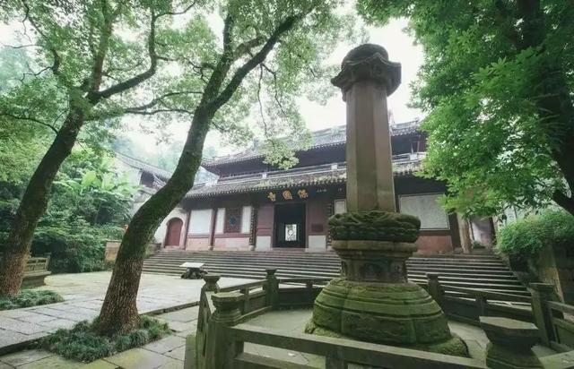 公务员辞职捡垃圾，老婆闹离婚！27年后，他让60栋古宅起死回生！