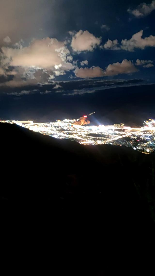 爬拉萨哲蚌寺后山,从海拔3600米到山顶5300米,上下20公里