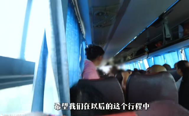 活久见！湖北小伙报团旅行，大妈车上当众大便，全员被臭的捂鼻子