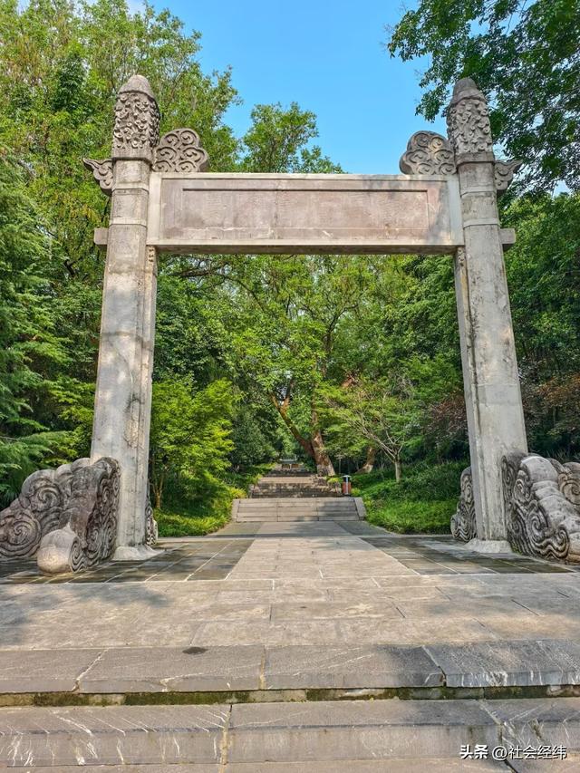 下马坊遗址公园：石坊凝史韵，一步叩明陵