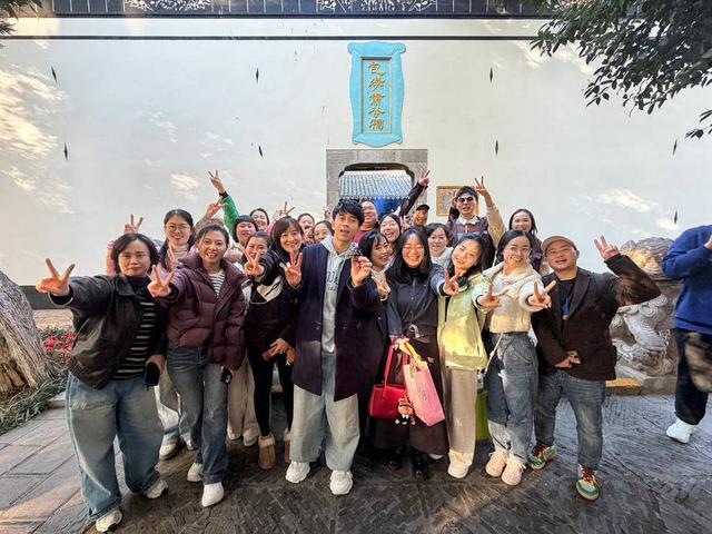 知名歌手光良现身合肥包公园