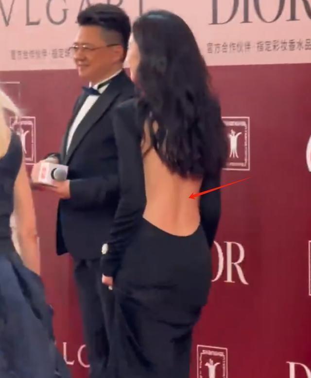 这跟不穿有啥区别？32岁李梦真空上阵，几乎全裸，简直太大胆