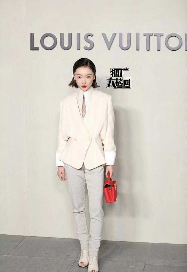 这一夜，全程冷脸、穿蓬蓬裙的巩俐，让所有人见识了她的江湖地位