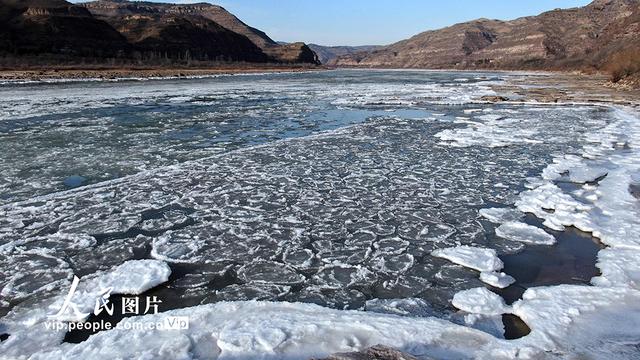 山西吉县：壶口瀑布现流凌封河景观