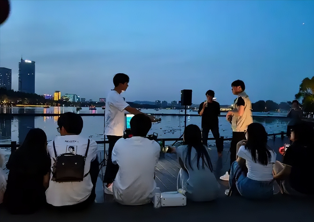 为什么越娱乐越疲惫？心理学揭开真相，学会这招，轻松获得幸福感