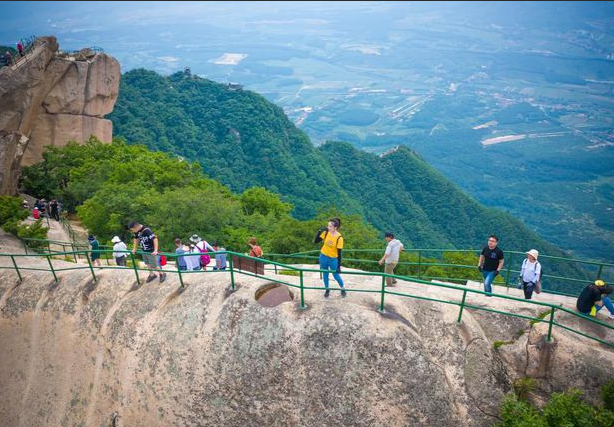 辽宁凤凰山坠亡男子信息曝光，丹东文旅回应。网友：景区无责