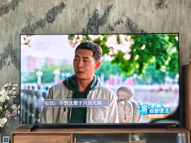 客厅娱乐体验大升级！海信小墨 E5Q Pro如何做到好画质不反光？