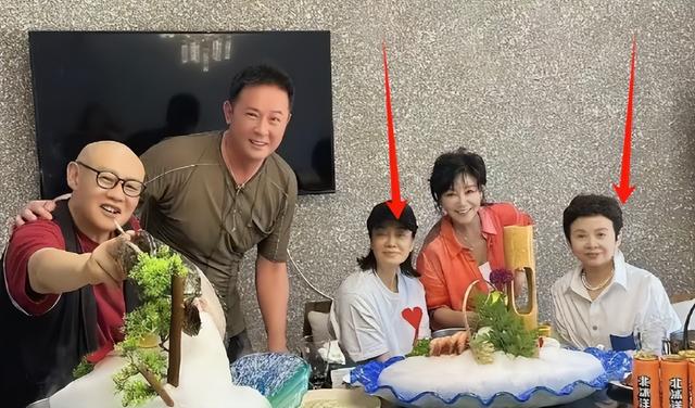 62岁毛阿敏与63岁董文华罕见同框！一个豪门守寡，一个风采依旧