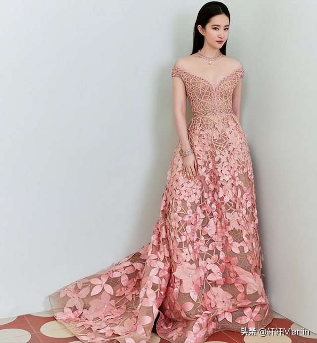 刘亦菲逛LV店被偶遇，试衣专注忘镜头	，网友：这“骨相”太能打了