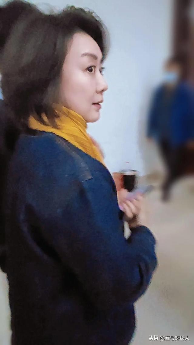 至今未婚未育，身边却有男人陪了近27年!59岁的李胜素才是真清醒