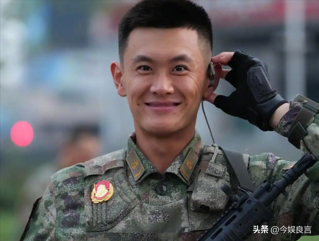 被央视怒批、脑袋空空，德不配位，难怪阅兵从不邀请“流量”明星